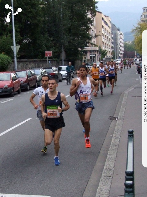 Les 10 km d'Annecy, édition 2011 - le dim. 25 septembre 2011, avec des nouveautés : nouvel horaire de départ, nouveau point de départ, nouveau parcours... – « Les 10 km d'Annecy, édition 2011 » – Course de 10 km courue sur un nouveau tracé entre ville et lac, à cheval entre Annecy et Annecy-le-Vieux, au départ et à l'arrivée du stade du Coteau. – mots associés : athlétisme
