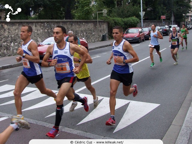 Les 10 km d'Annecy, édition 2011 - le dim. 25 septembre 2011, avec des nouveautés : nouvel horaire de départ, nouveau point de départ, nouveau parcours... – « Les 10 km d'Annecy, édition 2011 » – Course de 10 km courue sur un nouveau tracé entre ville et lac, à cheval entre Annecy et Annecy-le-Vieux, au départ et à l'arrivée du stade du Coteau. – mots associés : athlétisme