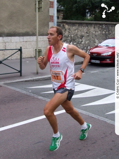 Les 10 km d'Annecy, édition 2011 - le dim. 25 septembre 2011, avec des nouveautés : nouvel horaire de départ, nouveau point de départ, nouveau parcours... – « Les 10 km d'Annecy, édition 2011 » – Course de 10 km courue sur un nouveau tracé entre ville et lac, à cheval entre Annecy et Annecy-le-Vieux, au départ et à l'arrivée du stade du Coteau. – mots associés : athlétisme
