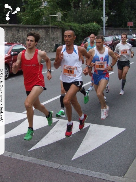 Les 10 km d'Annecy, édition 2011 - le dim. 25 septembre 2011, avec des nouveautés : nouvel horaire de départ, nouveau point de départ, nouveau parcours... – « Les 10 km d'Annecy, édition 2011 » – Course de 10 km courue sur un nouveau tracé entre ville et lac, à cheval entre Annecy et Annecy-le-Vieux, au départ et à l'arrivée du stade du Coteau. – mots associés : athlétisme