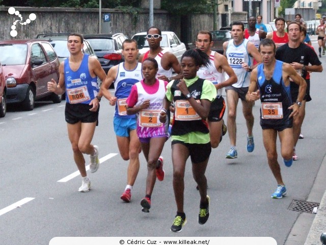 Les 10 km d'Annecy, édition 2011 - le dim. 25 septembre 2011, avec des nouveautés : nouvel horaire de départ, nouveau point de départ, nouveau parcours... – « Les 10 km d'Annecy, édition 2011 » – Course de 10 km courue sur un nouveau tracé entre ville et lac, à cheval entre Annecy et Annecy-le-Vieux, au départ et à l'arrivée du stade du Coteau. – mots associés : athlétisme