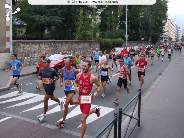Les 10 km d'Annecy, édition 2011 - le dim. 25 septembre 2011, avec des nouveautés : nouvel horaire de départ, nouveau point de départ, nouveau parcours... – « Les 10 km d'Annecy, édition 2011 » – Course de 10 km courue sur un nouveau tracé entre ville et lac, à cheval entre Annecy et Annecy-le-Vieux, au départ et à l'arrivée du stade du Coteau. – mots associés : athlétisme