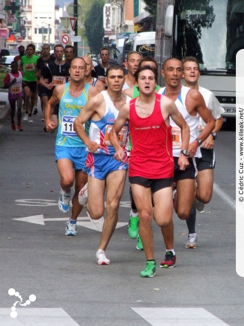 Les 10 km d'Annecy, édition 2011 - le dim. 25 septembre 2011, avec des nouveautés : nouvel horaire de départ, nouveau point de départ, nouveau parcours... – « Les 10 km d'Annecy, édition 2011 » – Course de 10 km courue sur un nouveau tracé entre ville et lac, à cheval entre Annecy et Annecy-le-Vieux, au départ et à l'arrivée du stade du Coteau. – mots associés : athlétisme