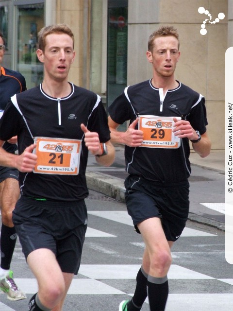 Les 10 km d'Annecy, édition 2011 - le dim. 25 septembre 2011, avec des nouveautés : nouvel horaire de départ, nouveau point de départ, nouveau parcours... – Des jumeaux ! – « Les 10 km d'Annecy, édition 2011 » – Course de 10 km courue sur un nouveau tracé entre ville et lac, à cheval entre Annecy et Annecy-le-Vieux, au départ et à l'arrivée du stade du Coteau. – mots associés : athlétisme