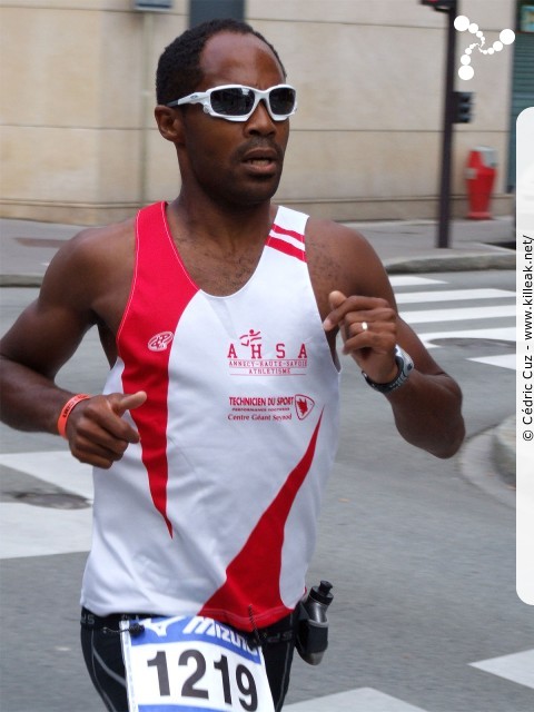 Les 10 km d'Annecy, édition 2011 - le dim. 25 septembre 2011, avec des nouveautés : nouvel horaire de départ, nouveau point de départ, nouveau parcours... – (Trop classes les lunettes) – « Les 10 km d'Annecy, édition 2011 » – Course de 10 km courue sur un nouveau tracé entre ville et lac, à cheval entre Annecy et Annecy-le-Vieux, au départ et à l'arrivée du stade du Coteau. – mots associés : athlétisme