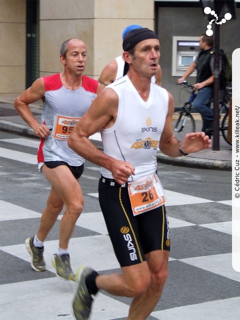 Les 10 km d'Annecy, édition 2011 - le dim. 25 septembre 2011, avec des nouveautés : nouvel horaire de départ, nouveau point de départ, nouveau parcours... – « Les 10 km d'Annecy, édition 2011 » – Course de 10 km courue sur un nouveau tracé entre ville et lac, à cheval entre Annecy et Annecy-le-Vieux, au départ et à l'arrivée du stade du Coteau. – mots associés : athlétisme