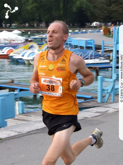 Les 10 km d'Annecy, édition 2011 - le dim. 25 septembre 2011, avec des nouveautés : nouvel horaire de départ, nouveau point de départ, nouveau parcours... – « Les 10 km d'Annecy, édition 2011 » – Course de 10 km courue sur un nouveau tracé entre ville et lac, à cheval entre Annecy et Annecy-le-Vieux, au départ et à l'arrivée du stade du Coteau. – mots associés : athlétisme