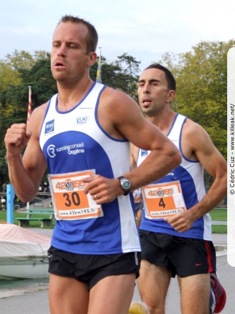 Les 10 km d'Annecy, édition 2011 - le dim. 25 septembre 2011, avec des nouveautés : nouvel horaire de départ, nouveau point de départ, nouveau parcours... – « Les 10 km d'Annecy, édition 2011 » – Course de 10 km courue sur un nouveau tracé entre ville et lac, à cheval entre Annecy et Annecy-le-Vieux, au départ et à l'arrivée du stade du Coteau. – mots associés : athlétisme