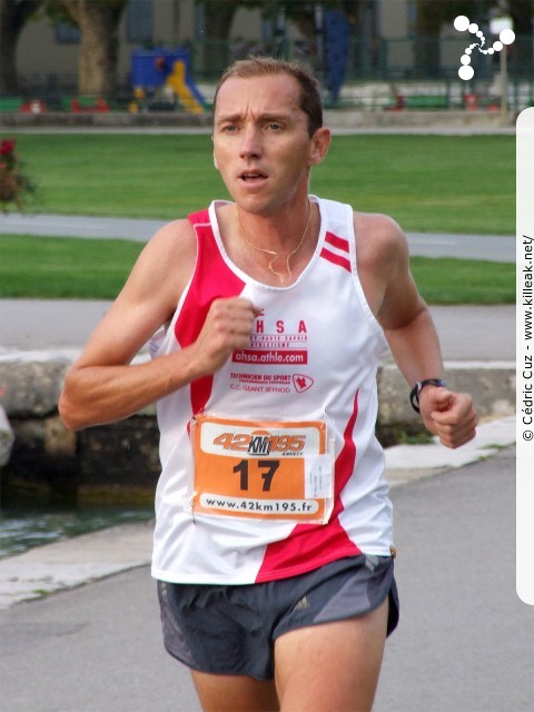 Les 10 km d'Annecy, édition 2011 - le dim. 25 septembre 2011, avec des nouveautés : nouvel horaire de départ, nouveau point de départ, nouveau parcours... – « Les 10 km d'Annecy, édition 2011 » – Course de 10 km courue sur un nouveau tracé entre ville et lac, à cheval entre Annecy et Annecy-le-Vieux, au départ et à l'arrivée du stade du Coteau. – mots associés : athlétisme