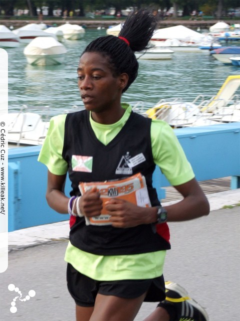 Les 10 km d'Annecy, édition 2011 - le dim. 25 septembre 2011, avec des nouveautés : nouvel horaire de départ, nouveau point de départ, nouveau parcours... – « Les 10 km d'Annecy, édition 2011 » – Course de 10 km courue sur un nouveau tracé entre ville et lac, à cheval entre Annecy et Annecy-le-Vieux, au départ et à l'arrivée du stade du Coteau. – mots associés : athlétisme