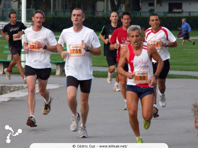 Les 10 km d'Annecy, édition 2011 - le dim. 25 septembre 2011, avec des nouveautés : nouvel horaire de départ, nouveau point de départ, nouveau parcours... – « Les 10 km d'Annecy, édition 2011 » – Course de 10 km courue sur un nouveau tracé entre ville et lac, à cheval entre Annecy et Annecy-le-Vieux, au départ et à l'arrivée du stade du Coteau. – mots associés : athlétisme