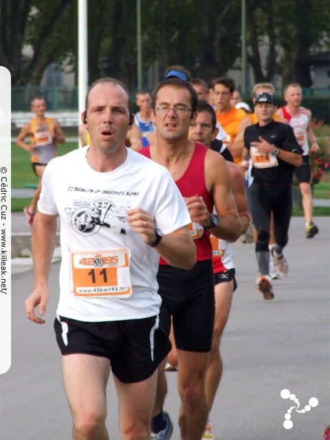 Les 10 km d'Annecy, édition 2011 - le dim. 25 septembre 2011, avec des nouveautés : nouvel horaire de départ, nouveau point de départ, nouveau parcours... – « Les 10 km d'Annecy, édition 2011 » – Course de 10 km courue sur un nouveau tracé entre ville et lac, à cheval entre Annecy et Annecy-le-Vieux, au départ et à l'arrivée du stade du Coteau. – mots associés : athlétisme