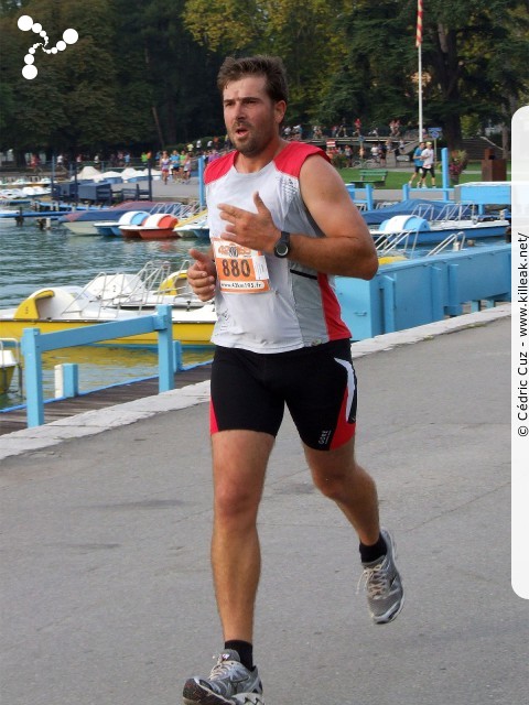 Les 10 km d'Annecy, édition 2011 - le dim. 25 septembre 2011, avec des nouveautés : nouvel horaire de départ, nouveau point de départ, nouveau parcours... – « Les 10 km d'Annecy, édition 2011 » – Course de 10 km courue sur un nouveau tracé entre ville et lac, à cheval entre Annecy et Annecy-le-Vieux, au départ et à l'arrivée du stade du Coteau. – mots associés : athlétisme