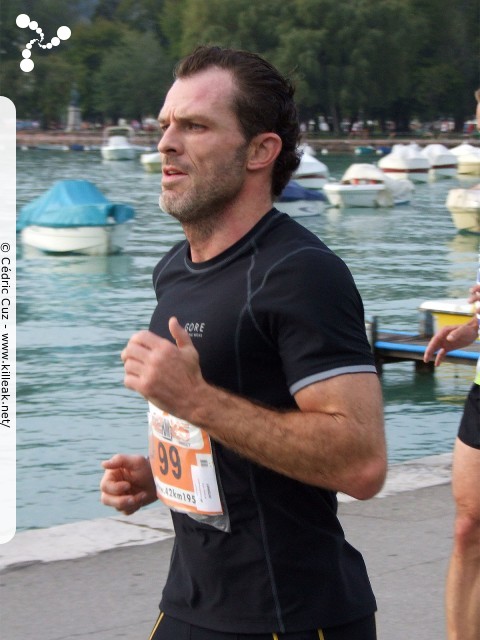 Les 10 km d'Annecy, édition 2011 - le dim. 25 septembre 2011, avec des nouveautés : nouvel horaire de départ, nouveau point de départ, nouveau parcours... – « Les 10 km d'Annecy, édition 2011 » – Course de 10 km courue sur un nouveau tracé entre ville et lac, à cheval entre Annecy et Annecy-le-Vieux, au départ et à l'arrivée du stade du Coteau. – mots associés : athlétisme