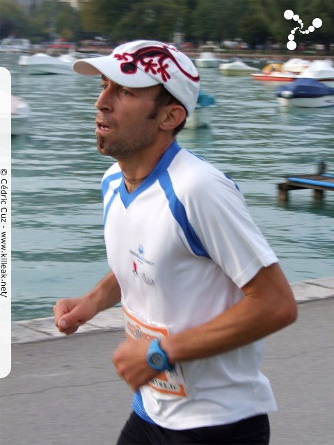 Les 10 km d'Annecy, édition 2011 - le dim. 25 septembre 2011, avec des nouveautés : nouvel horaire de départ, nouveau point de départ, nouveau parcours... – « Les 10 km d'Annecy, édition 2011 » – Course de 10 km courue sur un nouveau tracé entre ville et lac, à cheval entre Annecy et Annecy-le-Vieux, au départ et à l'arrivée du stade du Coteau. – mots associés : athlétisme