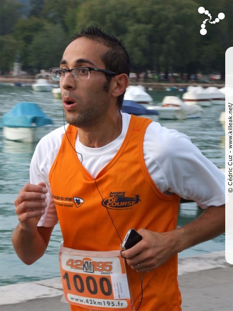 Les 10 km d'Annecy, édition 2011 - le dim. 25 septembre 2011, avec des nouveautés : nouvel horaire de départ, nouveau point de départ, nouveau parcours... – « Les 10 km d'Annecy, édition 2011 » – Course de 10 km courue sur un nouveau tracé entre ville et lac, à cheval entre Annecy et Annecy-le-Vieux, au départ et à l'arrivée du stade du Coteau. – mots associés : athlétisme
