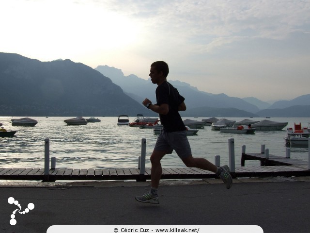 Les 10 km d'Annecy, édition 2011 - le dim. 25 septembre 2011, avec des nouveautés : nouvel horaire de départ, nouveau point de départ, nouveau parcours... – « Les 10 km d'Annecy, édition 2011 » – Course de 10 km courue sur un nouveau tracé entre ville et lac, à cheval entre Annecy et Annecy-le-Vieux, au départ et à l'arrivée du stade du Coteau. – mots associés : athlétisme