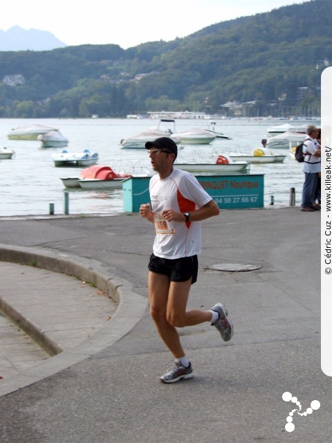 Les 10 km d'Annecy, édition 2011 - le dim. 25 septembre 2011, avec des nouveautés : nouvel horaire de départ, nouveau point de départ, nouveau parcours... – « Les 10 km d'Annecy, édition 2011 » – Course de 10 km courue sur un nouveau tracé entre ville et lac, à cheval entre Annecy et Annecy-le-Vieux, au départ et à l'arrivée du stade du Coteau. – mots associés : athlétisme