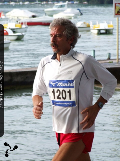 Les 10 km d'Annecy, édition 2011 - le dim. 25 septembre 2011, avec des nouveautés : nouvel horaire de départ, nouveau point de départ, nouveau parcours... – « Les 10 km d'Annecy, édition 2011 » – Course de 10 km courue sur un nouveau tracé entre ville et lac, à cheval entre Annecy et Annecy-le-Vieux, au départ et à l'arrivée du stade du Coteau. – mots associés : athlétisme