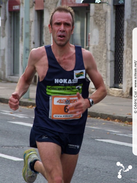 Les 10 km d'Annecy, édition 2011 - le dim. 25 septembre 2011, avec des nouveautés : nouvel horaire de départ, nouveau point de départ, nouveau parcours... – « Les 10 km d'Annecy, édition 2011 » – Course de 10 km courue sur un nouveau tracé entre ville et lac, à cheval entre Annecy et Annecy-le-Vieux, au départ et à l'arrivée du stade du Coteau. – mots associés : athlétisme