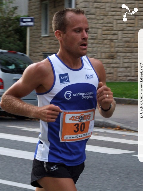 Les 10 km d'Annecy, édition 2011 - le dim. 25 septembre 2011, avec des nouveautés : nouvel horaire de départ, nouveau point de départ, nouveau parcours... – « Les 10 km d'Annecy, édition 2011 » – Course de 10 km courue sur un nouveau tracé entre ville et lac, à cheval entre Annecy et Annecy-le-Vieux, au départ et à l'arrivée du stade du Coteau. – mots associés : athlétisme