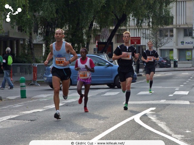 Les 10 km d'Annecy, édition 2011 - le dim. 25 septembre 2011, avec des nouveautés : nouvel horaire de départ, nouveau point de départ, nouveau parcours... – « Les 10 km d'Annecy, édition 2011 » – Course de 10 km courue sur un nouveau tracé entre ville et lac, à cheval entre Annecy et Annecy-le-Vieux, au départ et à l'arrivée du stade du Coteau. – mots associés : athlétisme