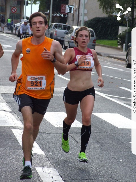 Les 10 km d'Annecy, édition 2011 - le dim. 25 septembre 2011, avec des nouveautés : nouvel horaire de départ, nouveau point de départ, nouveau parcours... – « Les 10 km d'Annecy, édition 2011 » – Course de 10 km courue sur un nouveau tracé entre ville et lac, à cheval entre Annecy et Annecy-le-Vieux, au départ et à l'arrivée du stade du Coteau. – mots associés : athlétisme