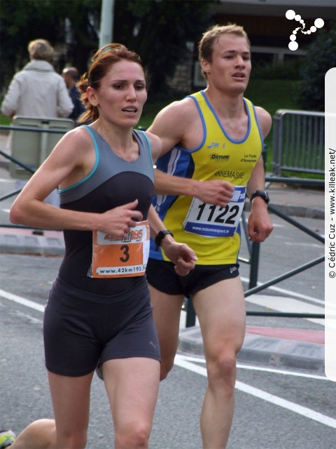 Les 10 km d'Annecy, édition 2011 - le dim. 25 septembre 2011, avec des nouveautés : nouvel horaire de départ, nouveau point de départ, nouveau parcours... – « Les 10 km d'Annecy, édition 2011 » – Course de 10 km courue sur un nouveau tracé entre ville et lac, à cheval entre Annecy et Annecy-le-Vieux, au départ et à l'arrivée du stade du Coteau. – mots associés : athlétisme