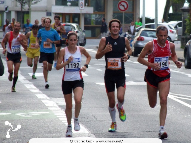Les 10 km d'Annecy, édition 2011 - le dim. 25 septembre 2011, avec des nouveautés : nouvel horaire de départ, nouveau point de départ, nouveau parcours... – « Les 10 km d'Annecy, édition 2011 » – Course de 10 km courue sur un nouveau tracé entre ville et lac, à cheval entre Annecy et Annecy-le-Vieux, au départ et à l'arrivée du stade du Coteau. – mots associés : athlétisme