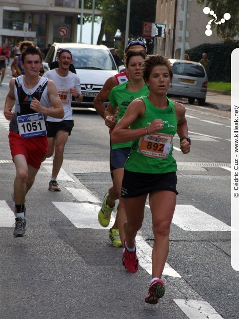 Les 10 km d'Annecy, édition 2011 - le dim. 25 septembre 2011, avec des nouveautés : nouvel horaire de départ, nouveau point de départ, nouveau parcours... – « Les 10 km d'Annecy, édition 2011 » – Course de 10 km courue sur un nouveau tracé entre ville et lac, à cheval entre Annecy et Annecy-le-Vieux, au départ et à l'arrivée du stade du Coteau. – mots associés : athlétisme