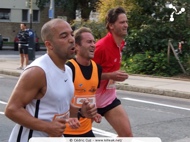 Les 10 km d'Annecy, édition 2011 - le dim. 25 septembre 2011, avec des nouveautés : nouvel horaire de départ, nouveau point de départ, nouveau parcours... – « Les 10 km d'Annecy, édition 2011 » – Course de 10 km courue sur un nouveau tracé entre ville et lac, à cheval entre Annecy et Annecy-le-Vieux, au départ et à l'arrivée du stade du Coteau. – mots associés : athlétisme
