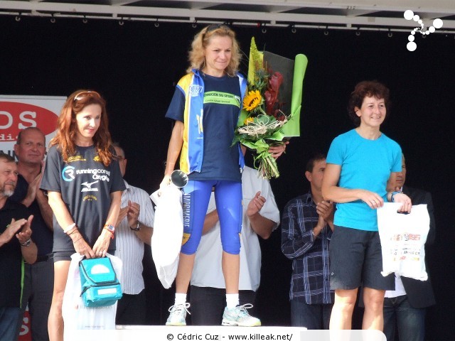 Les 10 km d'Annecy, édition 2011 - le dim. 25 septembre 2011, avec des nouveautés : nouvel horaire de départ, nouveau point de départ, nouveau parcours... – « Les 10 km d'Annecy, édition 2011 » – Course de 10 km courue sur un nouveau tracé entre ville et lac, à cheval entre Annecy et Annecy-le-Vieux, au départ et à l'arrivée du stade du Coteau. – mots associés : athlétisme, podium