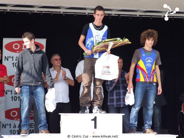 Les 10 km d'Annecy, édition 2011 - le dim. 25 septembre 2011, avec des nouveautés : nouvel horaire de départ, nouveau point de départ, nouveau parcours... – « Les 10 km d'Annecy, édition 2011 » – Course de 10 km courue sur un nouveau tracé entre ville et lac, à cheval entre Annecy et Annecy-le-Vieux, au départ et à l'arrivée du stade du Coteau. – mots associés : athlétisme, podium