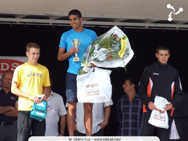 Les 10 km d'Annecy, édition 2011 - le dim. 25 septembre 2011, avec des nouveautés : nouvel horaire de départ, nouveau point de départ, nouveau parcours... – « Les 10 km d'Annecy, édition 2011 » – Course de 10 km courue sur un nouveau tracé entre ville et lac, à cheval entre Annecy et Annecy-le-Vieux, au départ et à l'arrivée du stade du Coteau. – mots associés : athlétisme, podium