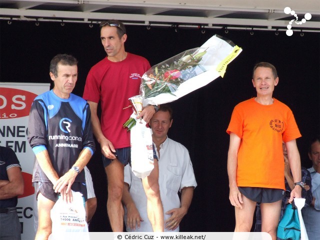 Les 10 km d'Annecy, édition 2011 - le dim. 25 septembre 2011, avec des nouveautés : nouvel horaire de départ, nouveau point de départ, nouveau parcours... – « Les 10 km d'Annecy, édition 2011 » – Course de 10 km courue sur un nouveau tracé entre ville et lac, à cheval entre Annecy et Annecy-le-Vieux, au départ et à l'arrivée du stade du Coteau. – mots associés : athlétisme, podium