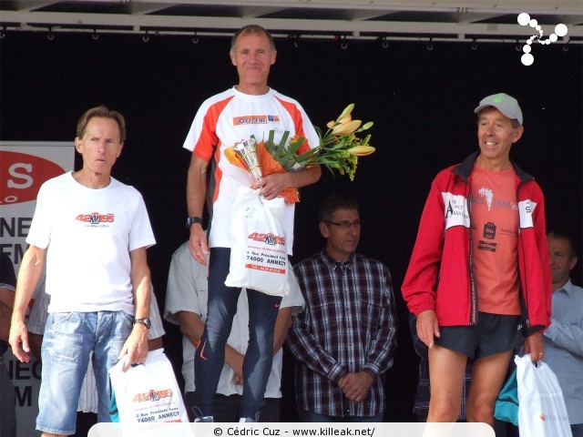 Les 10 km d'Annecy, édition 2011 - le dim. 25 septembre 2011, avec des nouveautés : nouvel horaire de départ, nouveau point de départ, nouveau parcours... – « Les 10 km d'Annecy, édition 2011 » – Course de 10 km courue sur un nouveau tracé entre ville et lac, à cheval entre Annecy et Annecy-le-Vieux, au départ et à l'arrivée du stade du Coteau. – mots associés : athlétisme, podium