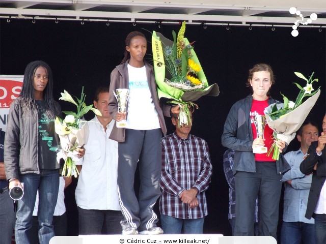Les 10 km d'Annecy, édition 2011 - le dim. 25 septembre 2011, avec des nouveautés : nouvel horaire de départ, nouveau point de départ, nouveau parcours... – « Les 10 km d'Annecy, édition 2011 » – Course de 10 km courue sur un nouveau tracé entre ville et lac, à cheval entre Annecy et Annecy-le-Vieux, au départ et à l'arrivée du stade du Coteau. – mots associés : athlétisme, podium