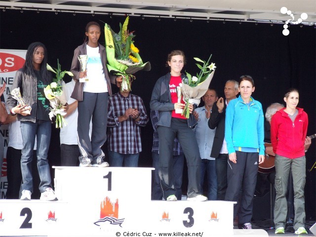 Les 10 km d'Annecy, édition 2011 - le dim. 25 septembre 2011, avec des nouveautés : nouvel horaire de départ, nouveau point de départ, nouveau parcours... – « Les 10 km d'Annecy, édition 2011 » – Course de 10 km courue sur un nouveau tracé entre ville et lac, à cheval entre Annecy et Annecy-le-Vieux, au départ et à l'arrivée du stade du Coteau. – mots associés : athlétisme, podium