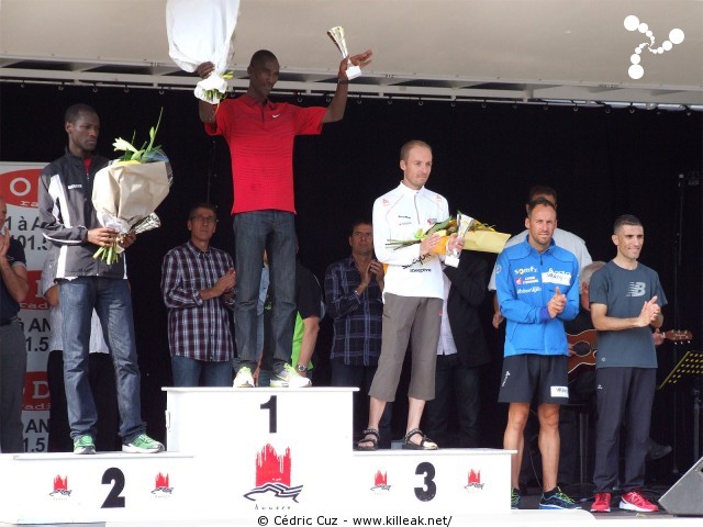 Les 10 km d'Annecy, édition 2011 - le dim. 25 septembre 2011, avec des nouveautés : nouvel horaire de départ, nouveau point de départ, nouveau parcours... – « Les 10 km d'Annecy, édition 2011 » – Course de 10 km courue sur un nouveau tracé entre ville et lac, à cheval entre Annecy et Annecy-le-Vieux, au départ et à l'arrivée du stade du Coteau. – mots associés : athlétisme, podium