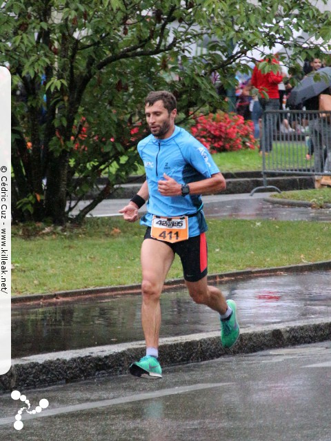 Les 10 km d'Annecy, édition 2016 - le dim. 18 septembre 2016, Annecy, Haute-Savoie. – Le monsieur vu sur le >> semi-marathon de cette année ; j'ai buggé sur le cuissard relevé sur la jambe droite... – « Les 10 km d'Annecy, édition 2016 » – Course de 10 km courue sur un tracé roulant entre ville et lac. – mots associés : 10 km, athlétisme, course à pied, lac d'annecy