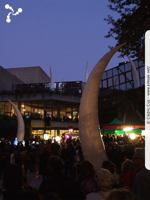Bonlieu, les 30 Ans - le sam. 15 octobre 2011 à partir de 19h00 dans les jardins du Centre Culturel Bonlieu, Annecy. – « Bonlieu, les 30 Ans » – Spectacle aérien et installation de lumière pour cette soirée des 30 ans du bâtiment devenu le cœur de la ville d'Annecy. –
