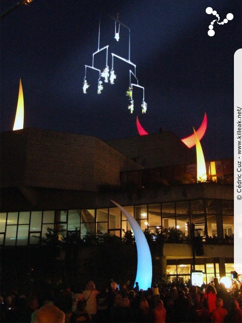 Bonlieu, les 30 Ans - le sam. 15 octobre 2011 à partir de 19h00 dans les jardins du Centre Culturel Bonlieu, Annecy. – « Bonlieu, les 30 Ans » – Spectacle aérien et installation de lumière pour cette soirée des 30 ans du bâtiment devenu le cœur de la ville d'Annecy. –
