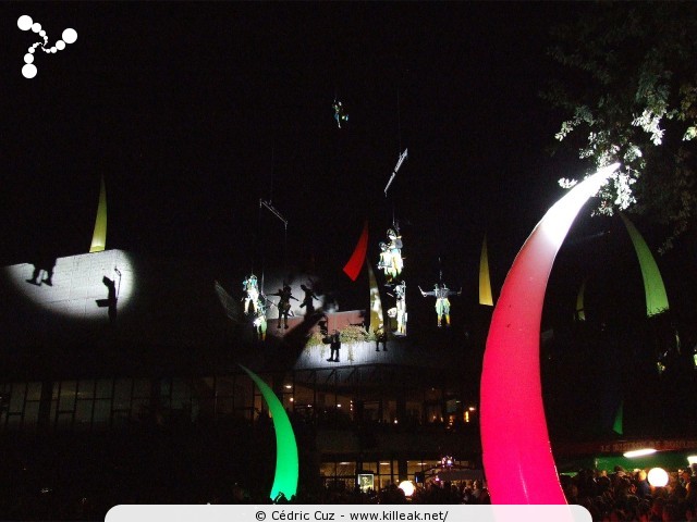 Bonlieu, les 30 Ans - le sam. 15 octobre 2011 à partir de 19h00 dans les jardins du Centre Culturel Bonlieu, Annecy. – « Bonlieu, les 30 Ans » – Spectacle aérien et installation de lumière pour cette soirée des 30 ans du bâtiment devenu le cœur de la ville d'Annecy. –