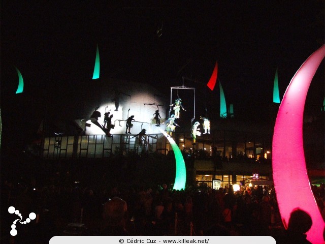 Bonlieu, les 30 Ans - le sam. 15 octobre 2011 à partir de 19h00 dans les jardins du Centre Culturel Bonlieu, Annecy. – « Bonlieu, les 30 Ans » – Spectacle aérien et installation de lumière pour cette soirée des 30 ans du bâtiment devenu le cœur de la ville d'Annecy. –
