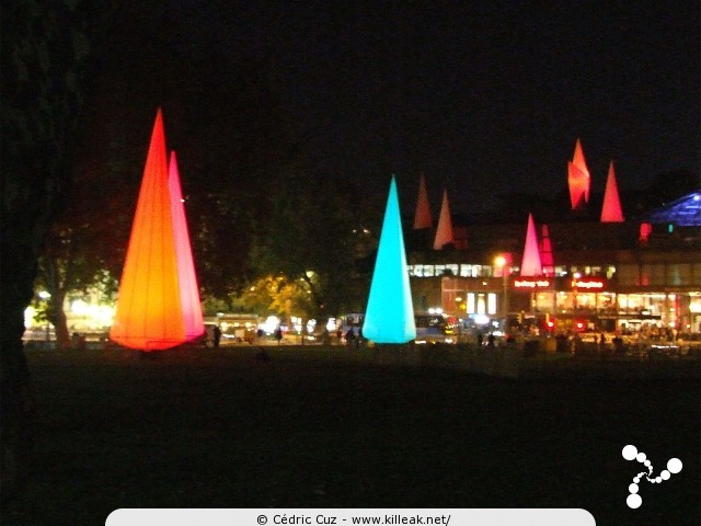 Bonlieu, les 30 Ans - le sam. 15 octobre 2011 à partir de 19h00 dans les jardins du Centre Culturel Bonlieu, Annecy. – « Bonlieu, les 30 Ans » – Spectacle aérien et installation de lumière pour cette soirée des 30 ans du bâtiment devenu le cœur de la ville d'Annecy. –