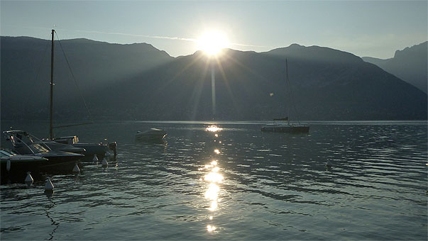 Le soleil se lève sur Sevrier, passant derrière le Mont Veyrier...