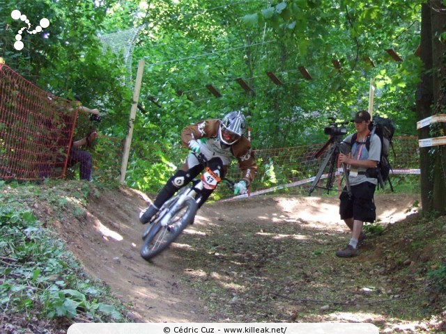 Avalanche Cup 2009 - Lyon la Sarra - les sam. 02 et dim. 03 mai, piste de la Sarra, près de Fourvière, Lyon. — Photographe d'un côté, caméraman de l'autre... Les sous-bois de la Sarra sont peu fréquentables ;-) — « Avalanche Cup 2009 - Lyon la Sarra » — 15e édition de l'Avalanche Cup de Lyon. — mots associés : avalanche cup, vtt
