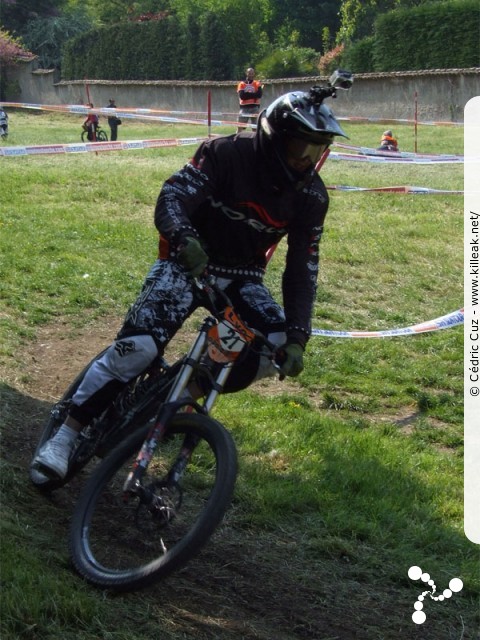 Avalanche Cup 2009 - Lyon la Sarra - les sam. 02 et dim. 03 mai, piste de la Sarra, près de Fourvière, Lyon. — Edjis Pauls, de Lettonie (Latvia en anglais, c'est Lettonie ?) avec sa caméra embarquée sur le casque. — « Avalanche Cup 2009 - Lyon la Sarra - Edjis Pauls » — 15e édition de l'Avalanche Cup de Lyon. — mots associés : avalanche cup, vtt