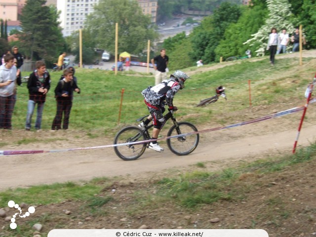 Avalanche Cup 2009 - Lyon la Sarra - les sam. 02 et dim. 03 mai, piste de la Sarra, près de Fourvière, Lyon. — Passage de la triple en rase motte et grosse accélération après le pendule infernal ont été les options retenues par Fabien Cousinié pour cette seconde manche. — « Avalanche Cup 2009 - Lyon la Sarra » — 15e édition de l'Avalanche Cup de Lyon. — mots associés : avalanche cup, cousinié, vtt