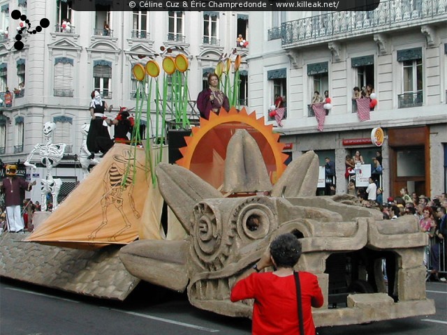 Terra Latina, du Rio Grande à la Terre de Feu, sur les chemins de la liberté - Défilé de la Biennale de la Danse de Lyon - le dim. 15.09.2002 ; Lyon, quais de la rive gauche du Rhône – « Terra Latina, du Rio Grande à la Terre de Feu, sur les chemins de la liberté - Défilé de la Biennale de la Danse de Lyon, édition 2002 » – mots associés : biennale, danse, défilé, lyon